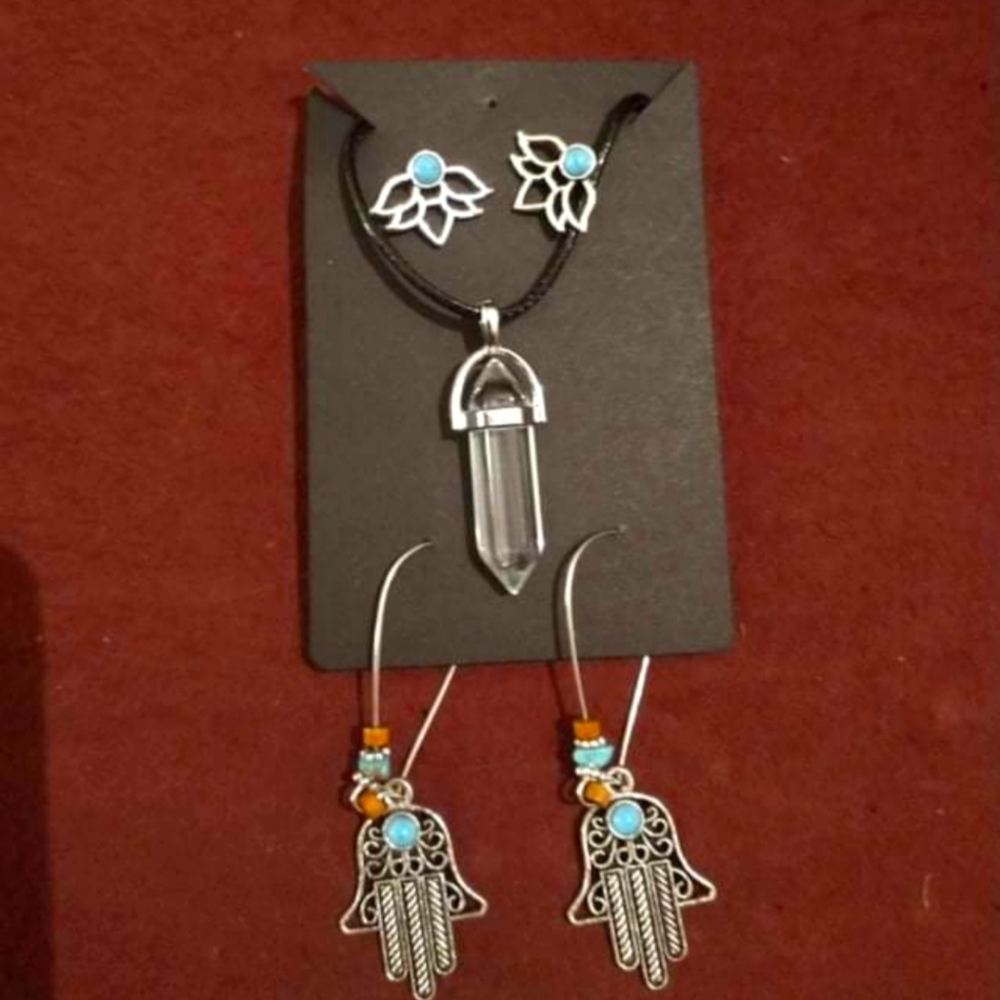 2 pairs of earrings and pendant set